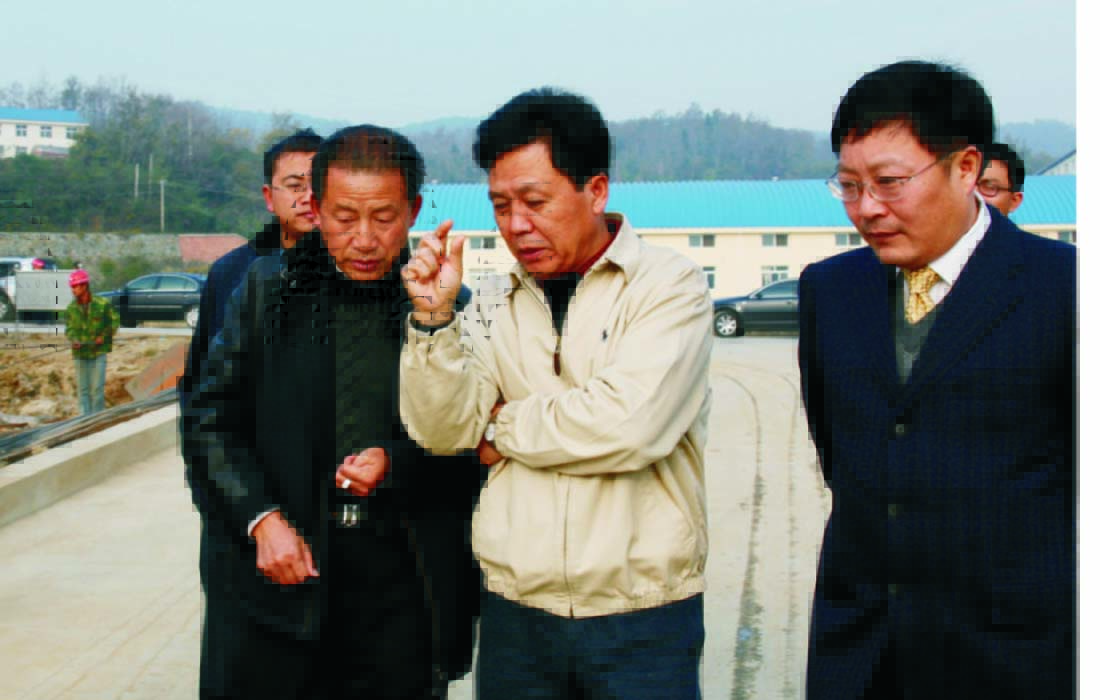 2007年11月湖北省國土資源廳廳長杜云生在東圣集團調研