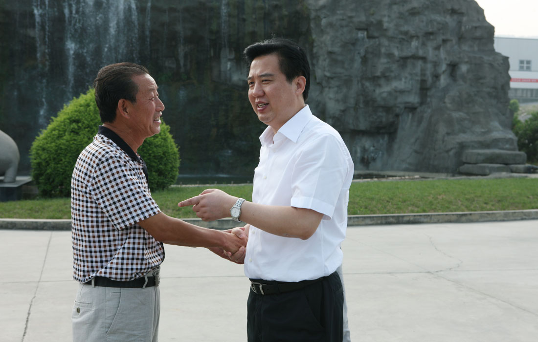 2012年8月省委常委宜昌市委書記黃楚平與董事長親切交談